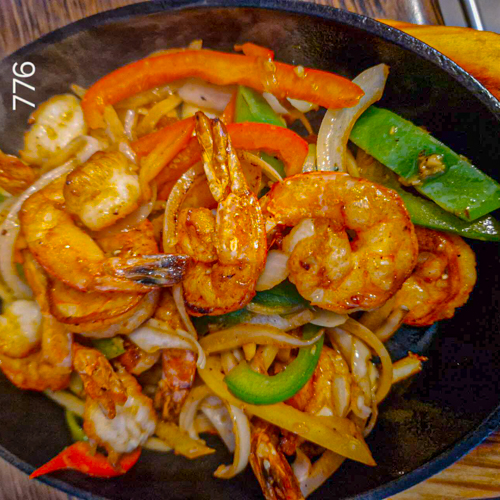 Scampis grillés à l ail et oignon sur plaque de fer chaude